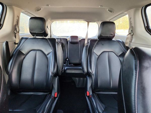 2023 CHRYSLER PACIFICA Touring L — SUVN