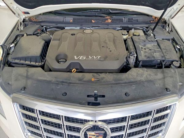 2014 CADILLAC XTS Premium — Engine bay