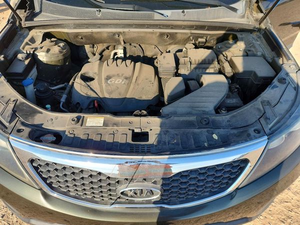 2013 KIA SORENTO EX — Engine bay