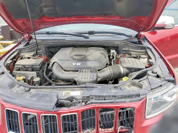 2014 JEEP CHEROKEE Limited — Engine bay