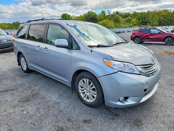 2014 TOYOTA SIENNA — Passenger 3/4