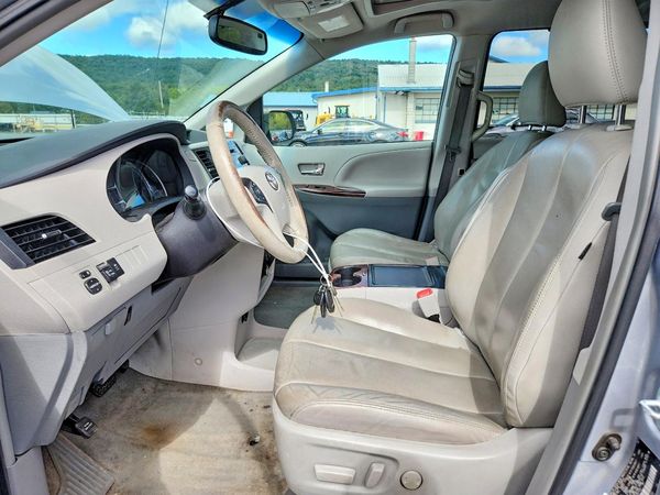 2014 TOYOTA SIENNA — DENT