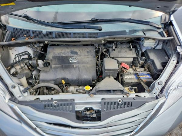 2014 TOYOTA SIENNA — Engine bay