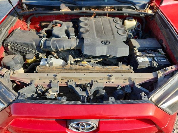 2014 TOYOTA 4RUNNER Base — Engine bay