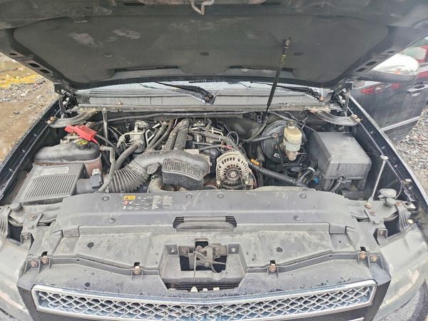 2014 CHEVROLET SUBURBAN LTZ — Engine bay