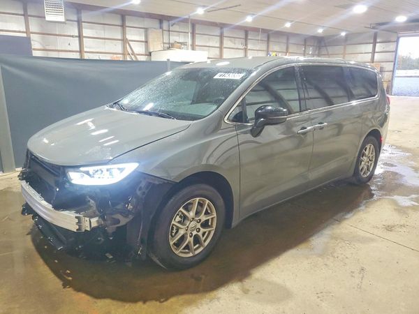 2025 CHRYSLER PACIFICA Select — Front 3/4