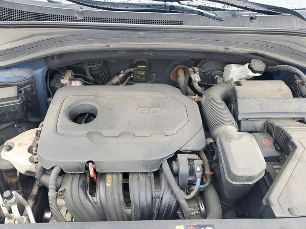 2019 HYUNDAI SANTA FE SE — Engine bay