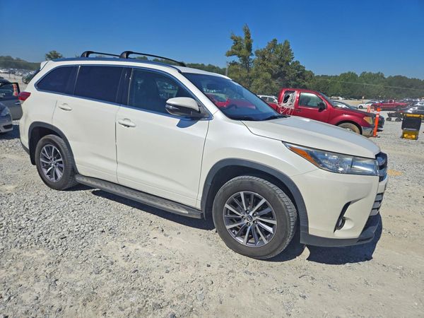 2017 TOYOTA HIGHLANDER SE/XLE — Passenger 3/4