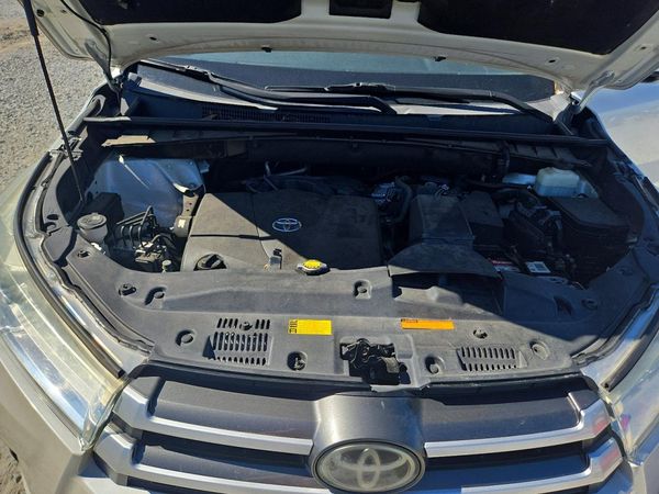 2017 TOYOTA HIGHLANDER SE/XLE — Engine bay
