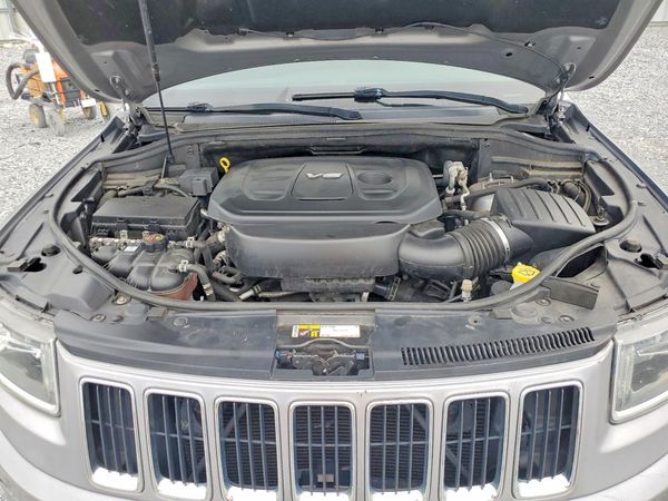 2016 JEEP GRAND CHEROKEE Laredo — Engine bay