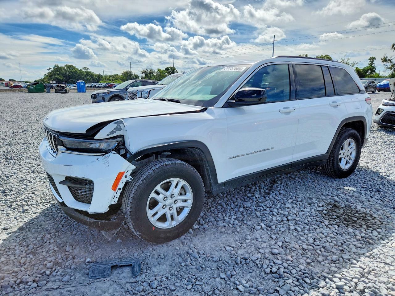 2024 JEEP GRAND CHEROKEE Laredo — Front 3/4