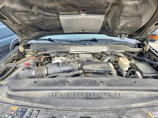 2017 CHEVROLET SILVERADO LTZ — Engine bay