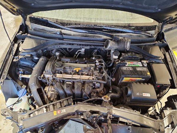 2017 HYUNDAI ELANTRA — Engine bay