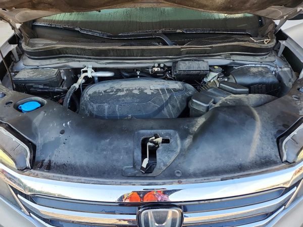 2016 HONDA PILOT Elite — Engine bay