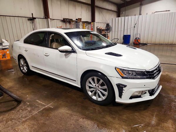 2017 VOLKSWAGEN PASSAT — Passenger 3/4