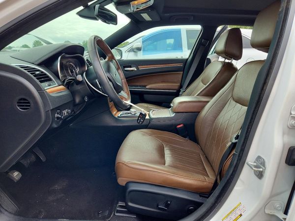 2019 CHRYSLER 300 — DENT