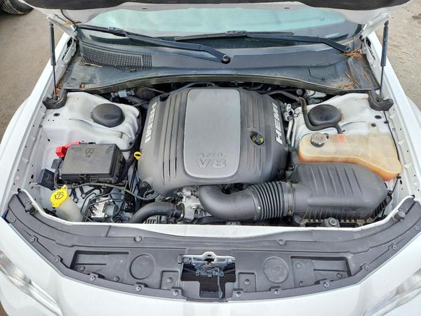 2019 CHRYSLER 300 — Engine bay