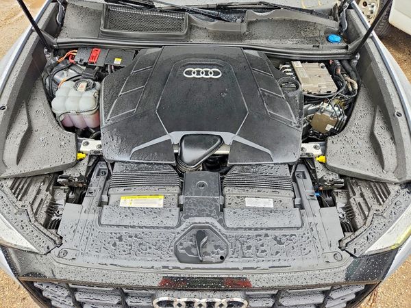 2019 AUDI Q8 — Engine bay