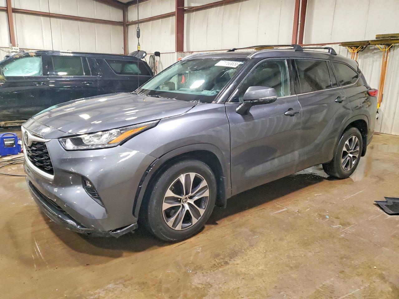 2020 TOYOTA HIGHLANDER XLE Nav — Front 3/4