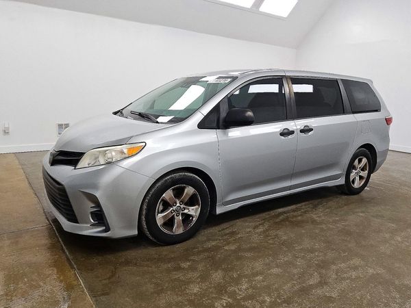 2019 TOYOTA SIENNA L — Front 3/4