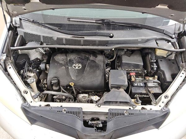 2019 TOYOTA SIENNA L — Engine bay
