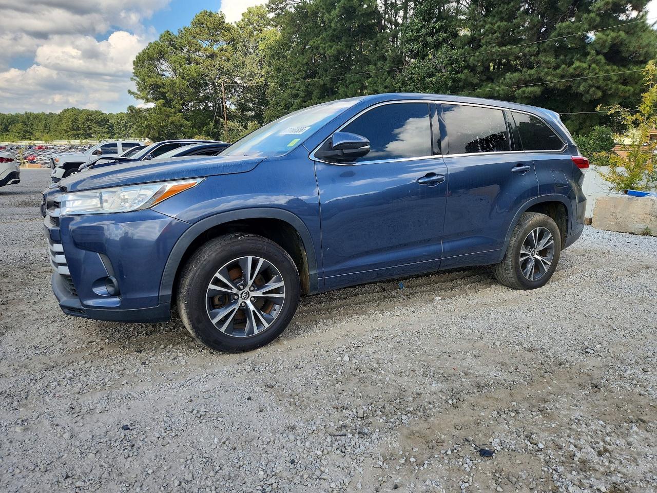 2017 TOYOTA HIGHLANDER — Front 3/4