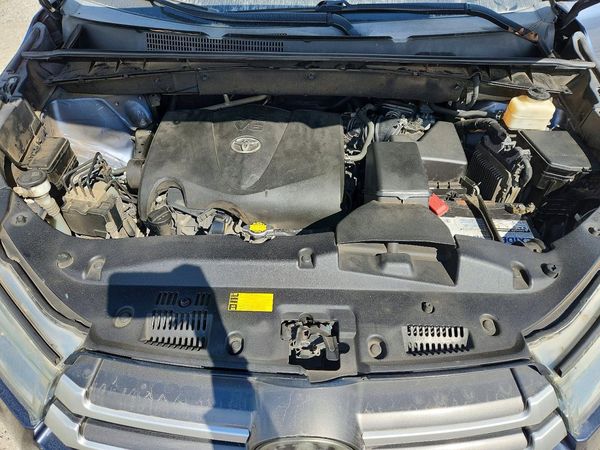 2017 TOYOTA HIGHLANDER — Engine bay