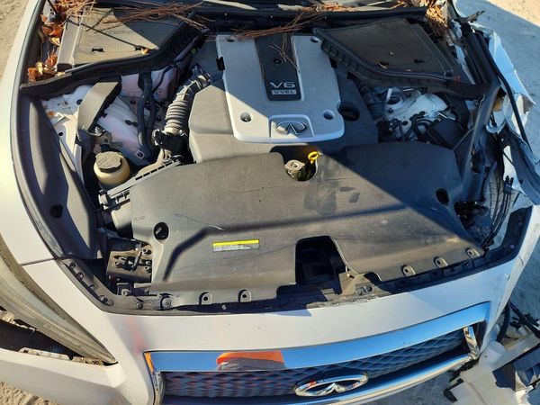 2015 INFINITI Q50 — Engine bay
