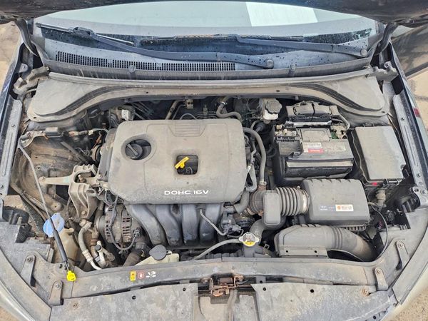 2017 HYUNDAI ELANTRA — Engine bay