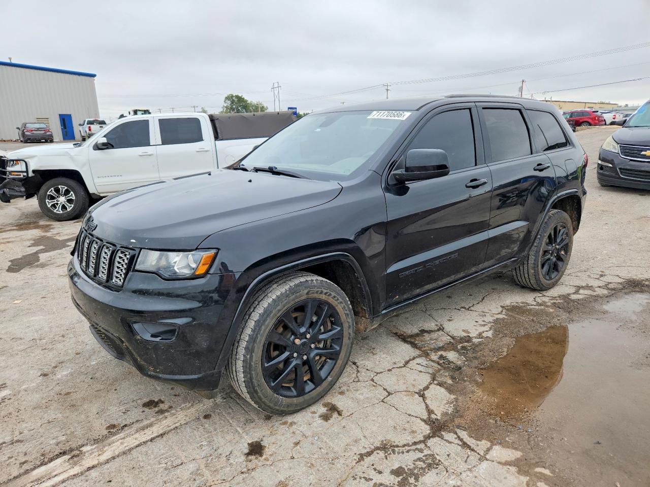 2019 JEEP GRAND CHEROKEE Laredo — Front 3/4