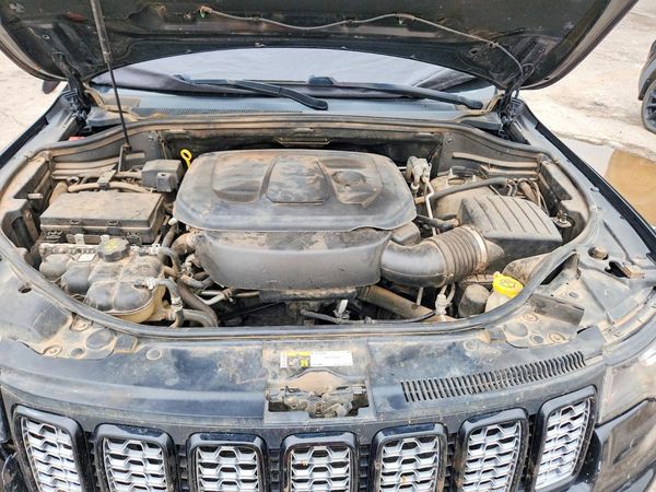 2019 JEEP GRAND CHEROKEE Laredo — Engine bay