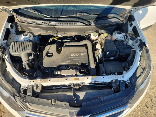 2020 CHEVROLET EQUINOX LT (1LT) — Engine bay