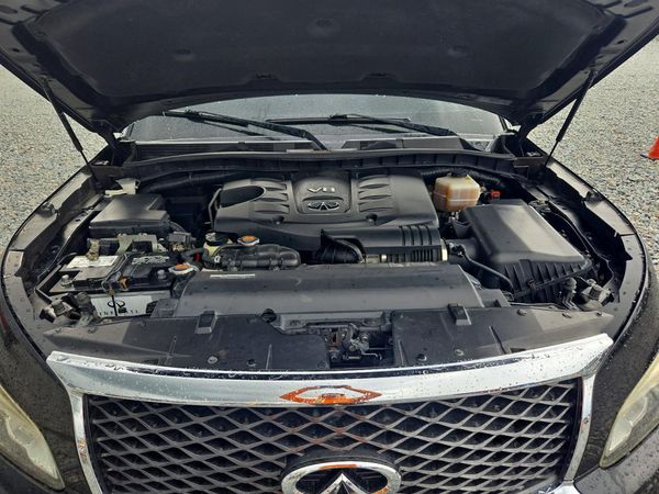 2017 INFINITI QX80 — Engine bay