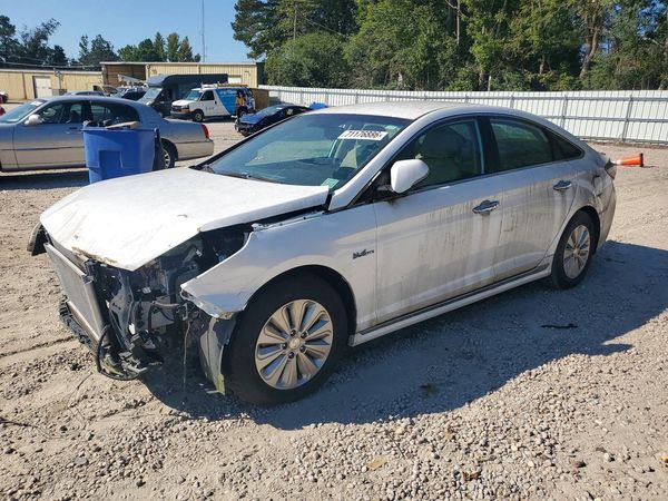 2017 HYUNDAI SONATA SE — Front 3/4