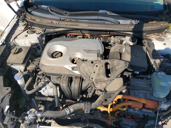 2017 HYUNDAI SONATA SE — Engine bay