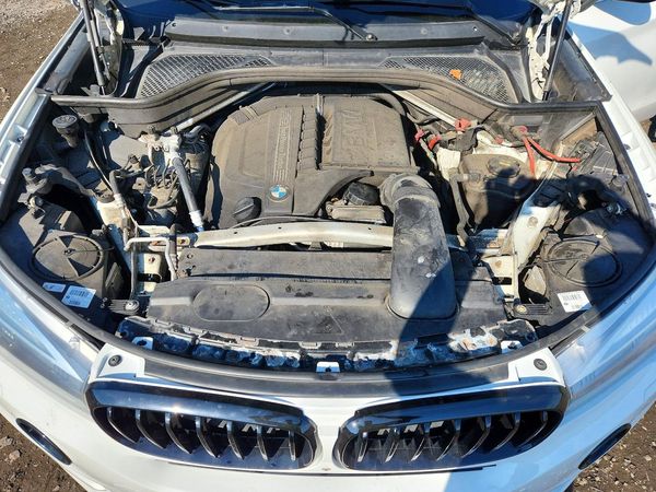 2014 BMW X5 xDrive35i — Engine bay