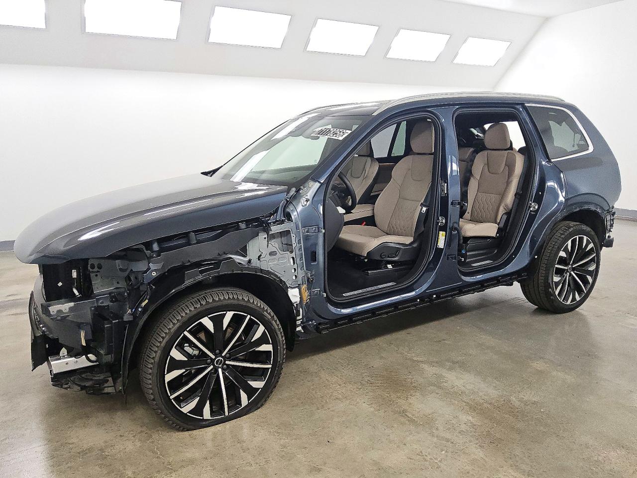 2025 VOLVO XC90 Plus — Front 3/4