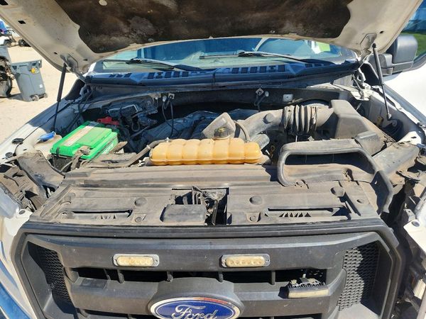 2017 FORD F150 SuperCab — Engine bay