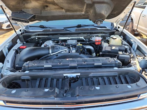2022 CHEVROLET SILVERADO High Country — Engine bay
