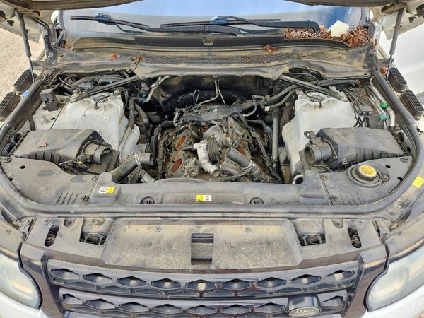 2016 LAND ROVER RANGEROVER — Engine bay