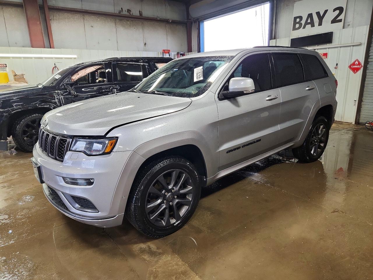 2018 JEEP GRAND CHEROKEE Overland — Front 3/4