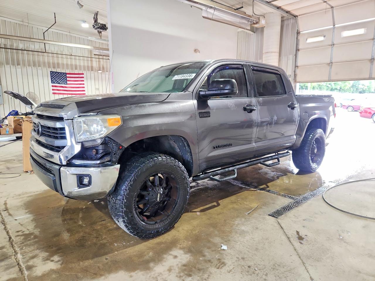 2014 TOYOTA TUNDRA SR5 — Front 3/4