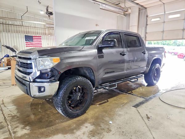 2014 TOYOTA TUNDRA SR5 — Front 3/4