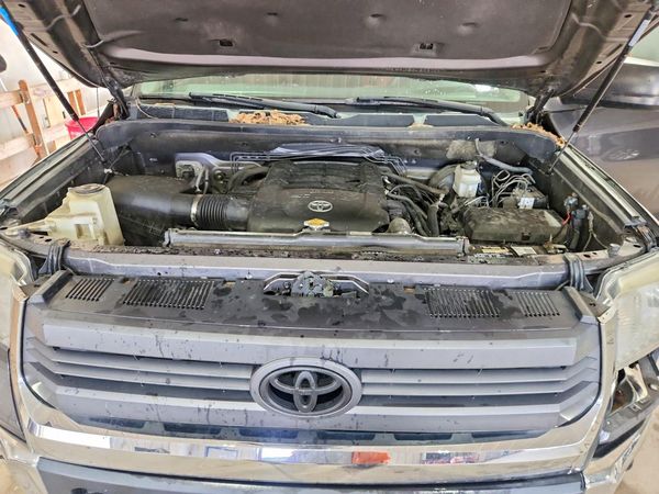 2014 TOYOTA TUNDRA SR5 — Engine bay