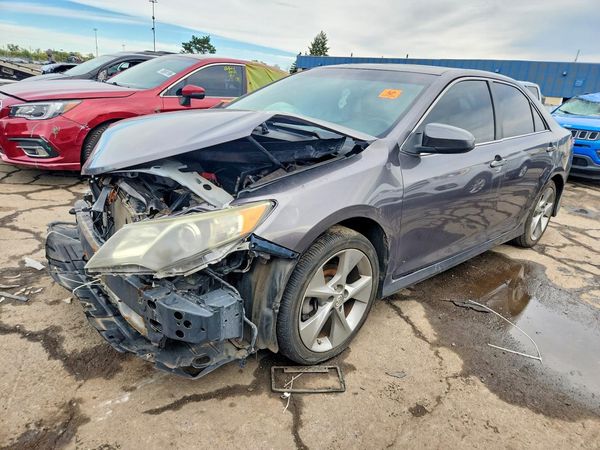 2014 TOYOTA CAMRY — Front 3/4