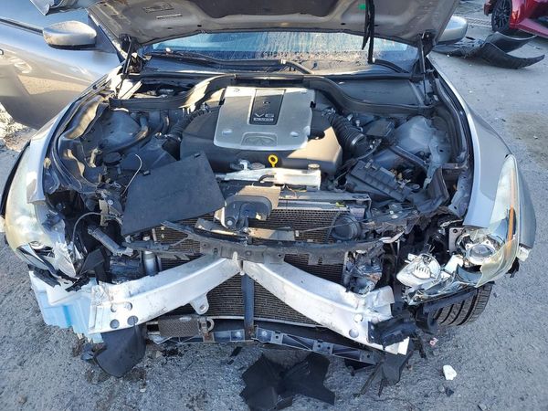 2012 INFINITI G37 — Engine bay