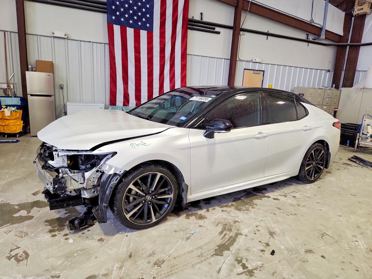 2019 TOYOTA CAMRY XLE/XSE — Front 3/4