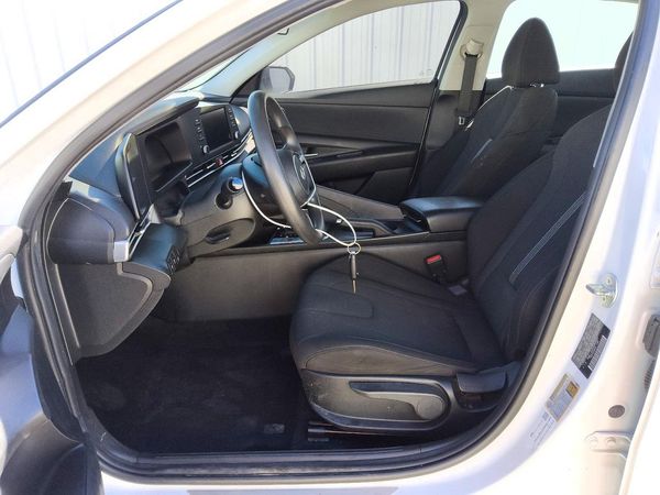 2025 HYUNDAI ELANTRA SE — DENT