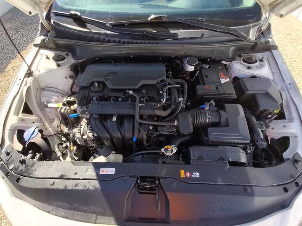 2025 HYUNDAI ELANTRA SE — Engine bay