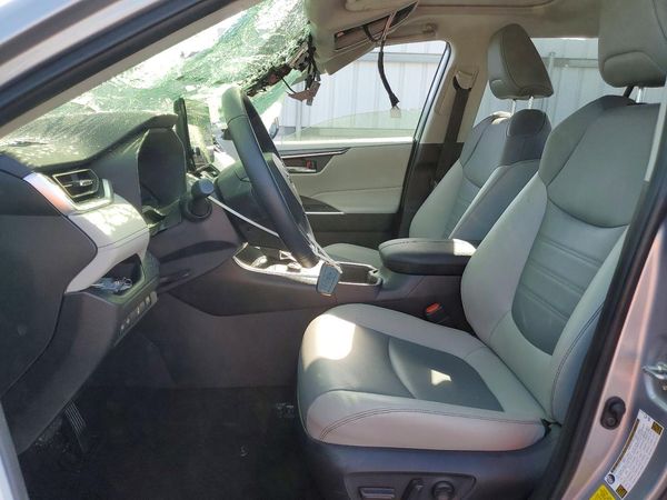 2025 TOYOTA RAV4 XLE Premium — DENT